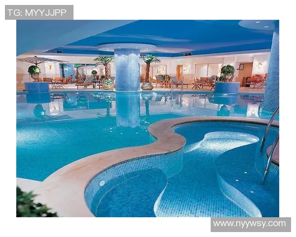 以游泳池为核心打造多功能休闲空间，畅享运动与放松的完美结合